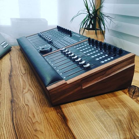 Walnut X-Touch Ext Lux