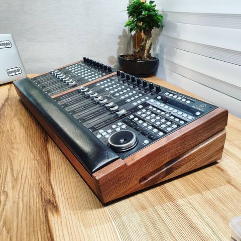 Walnut X Touch Lux Ext L by mixingtable