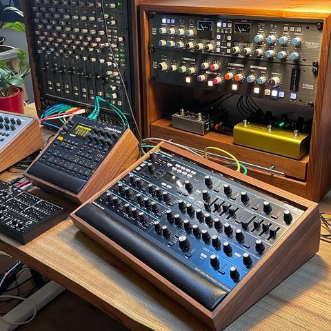 Novation Peak Lux / Digitakt Lux / 8U Slanted Walnut rack by mixingtable