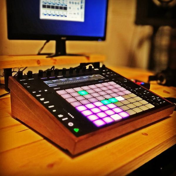 Push 2 desk stand