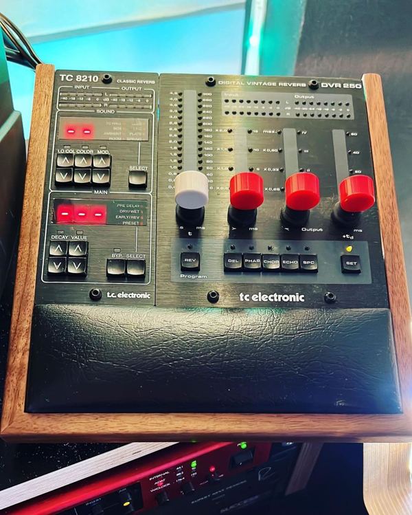 TC Electronic controller stand