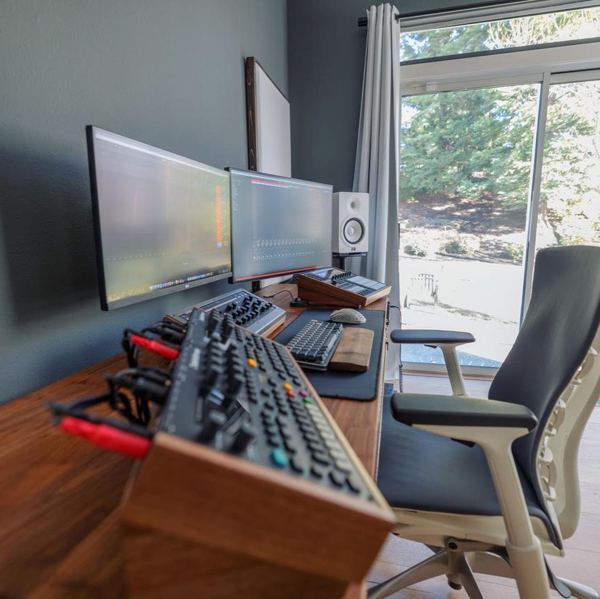 Walnut Elektron Duo stand, custom Console1 and Maschine+ stands