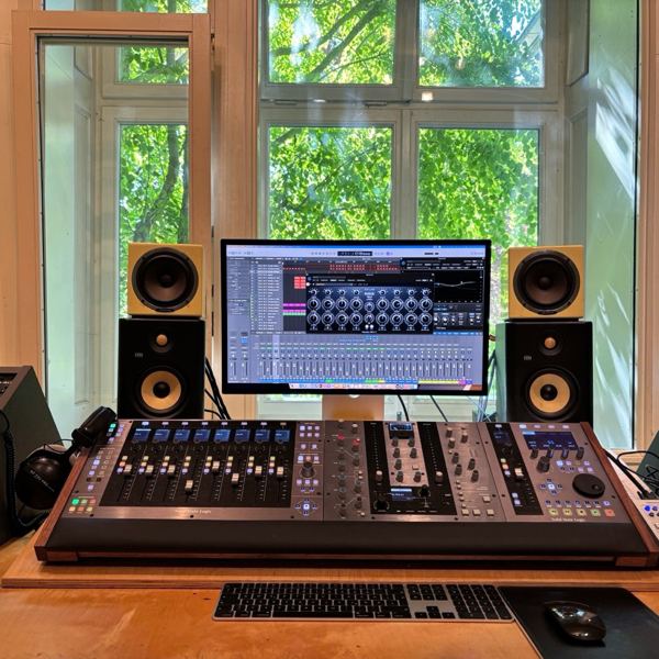 UF8 UC1 UF1 Lux, Walnut Edition