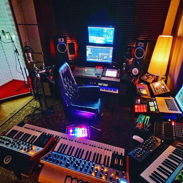 Elektron Classic FS and Maschine Jam Lux walnut desk stands