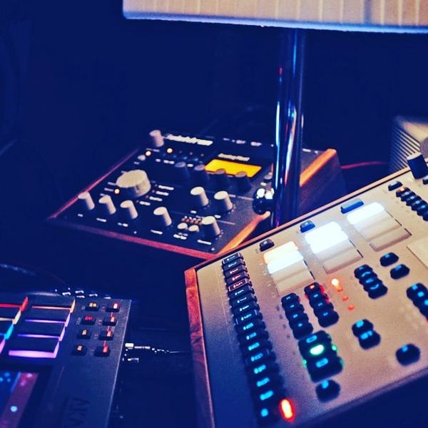 Elektron Classic FS and Maschine Jam Lux walnut desk stands