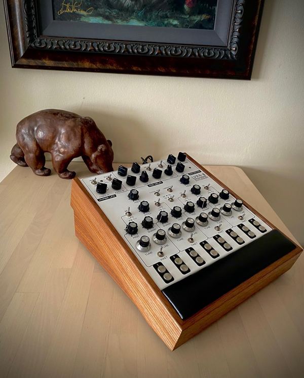 Walnut Lyra-8 Lux