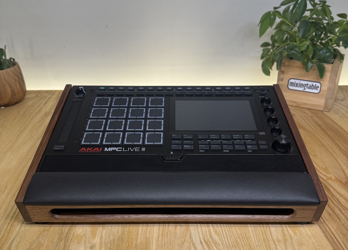 MPC-Live-III-Lux-mixingtable-2.jpg