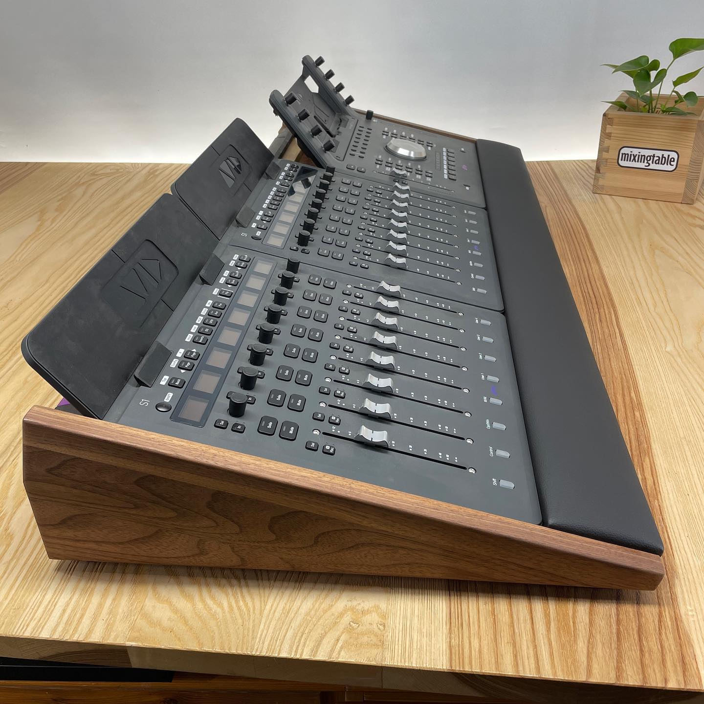 Avid S1 Duo Dock Lux by Mixingtable